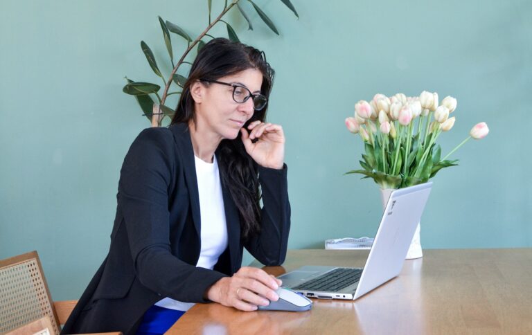 ChatGPT Gedächtnis löschen – Frau überlegt vor dem Laptop am Schreibtisch