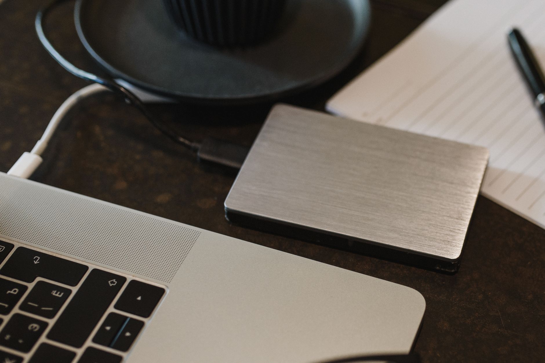 Cloud-Backup für Unternehmen – externe Festplatte am Laptop auf einem Schreibtisch