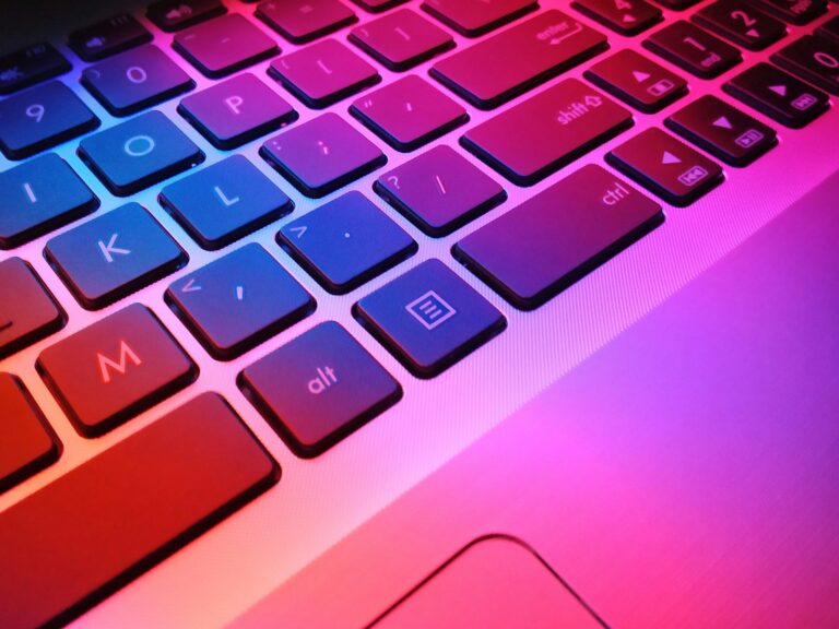 Copilot-Taste umbelegen – Laptop-Tastatur mit Alt-, Kontextmenü- und Strg-Taste in Nahaufnahme