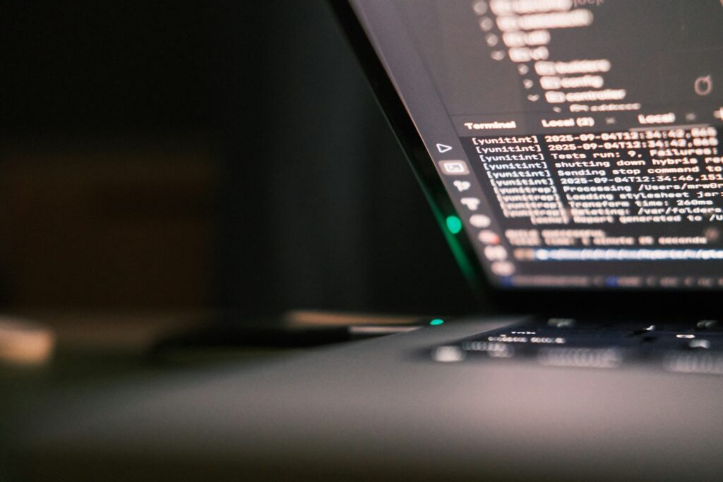 Laptop mit geöffnetem Terminal, in dem Textausgaben von Befehlen zu sehen sind