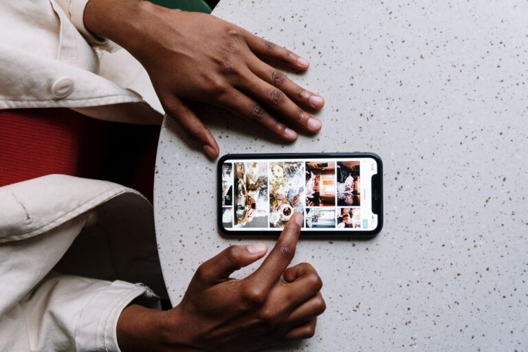 Google Fotos Speicher voll – Hände tippen auf ein Smartphone mit Fotoübersicht