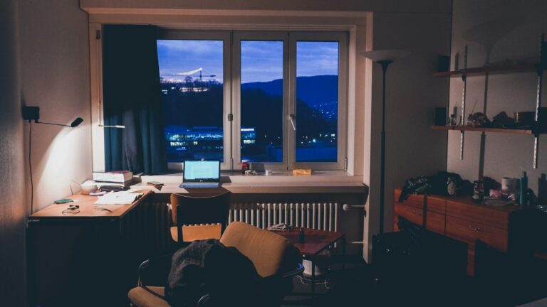 Warning about Hizgullmes – Laptop am Fenster eines Arbeitszimmers am Abend