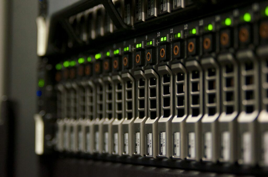Serverschrank mit Festplatteneinschüben und grünen Status-LEDs als Sinnbild für Server-Logdateien