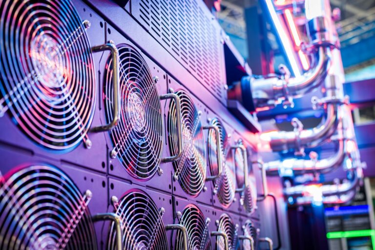 SaaS PaaS IaaS Unterschied – Lüfter von Servern in einem Rechenzentrum