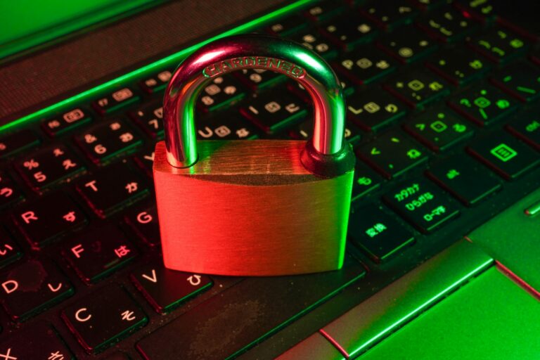 smartscreen.exe: Was der Windows-Prozess macht und wie du ihn prüfst smartscreen.exe – Vorhängeschloss auf einer beleuchteten Laptop-Tastatur