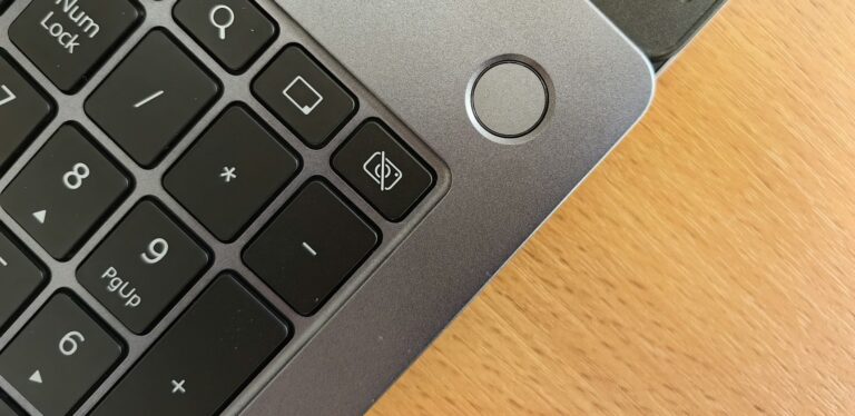 Windows 11 Autostart-Programme – Ein-/Aus-Taste an einer Laptop-Tastatur